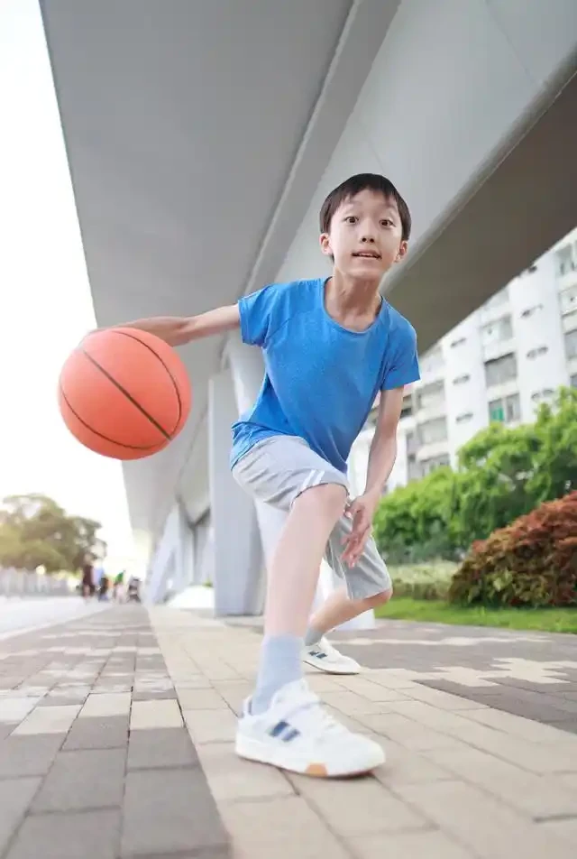 小孩篮球训练10个基本动作图片
